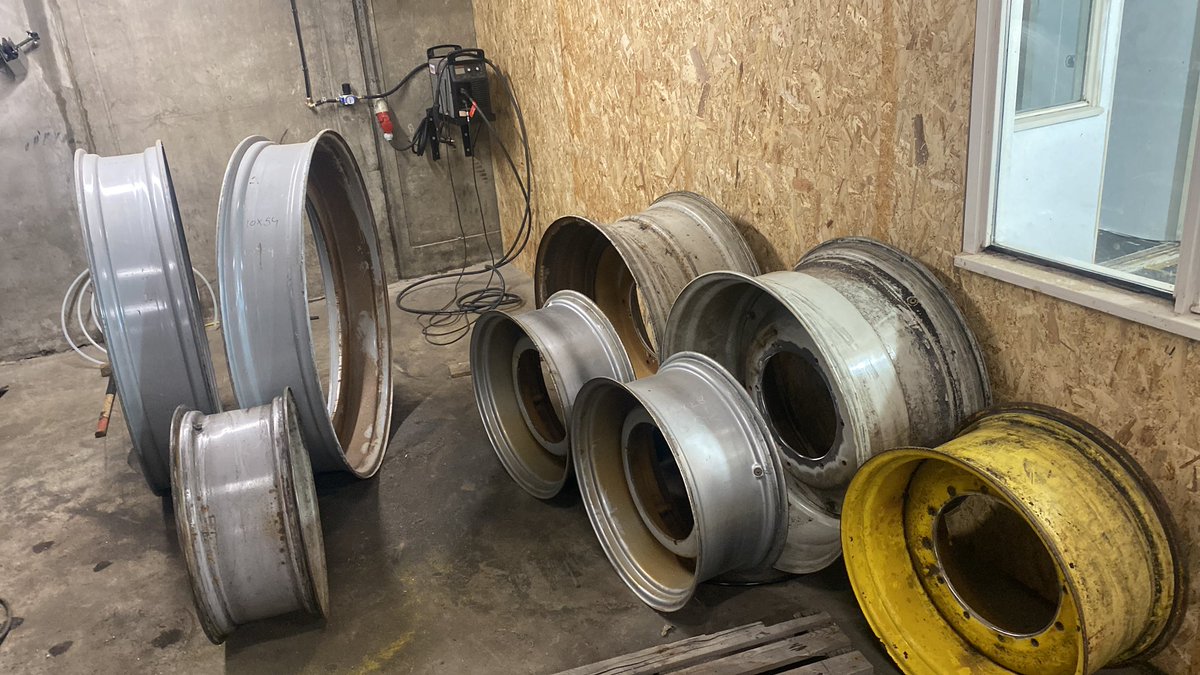 Velgen op een ander spoor of een andere steek.? 
Sinds vandaag kunnen wij u daar ook bij helpen.
Snijden, boren en lassen.

Vraag naar de mogelijkheden.

☎️ 085-4832790
📧 info@polderbanden.nl 

“ KEEP ON ROLLING “ 

“ TEAM POLDERBANDEN “