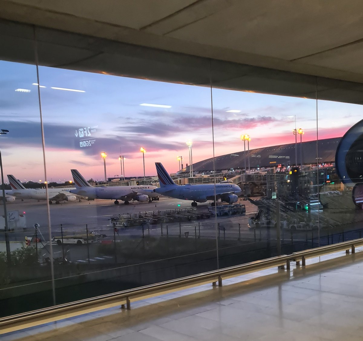 LorcaBg's tweet photo. A special flavor for this kind of sunrise from #Airport #aéroportCDG #CDG 
#sunrise #AvGeek #avgeeks #ilovemyjob https://t.co/TaQpWCaXrd