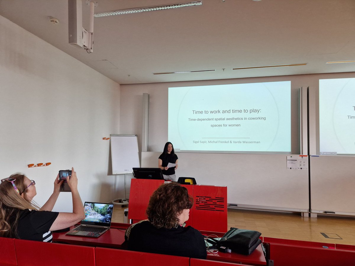 fdevaujany's tweet photo. "Time to work and time to play" by Sigal Sapir and then "Durational organizing" by Ditte Holm #superreef Other very inspiring presentations at ST 22 about the integration of time and space #EGOS2022 @egosnet https://t.co/YEa9RdvdLL
