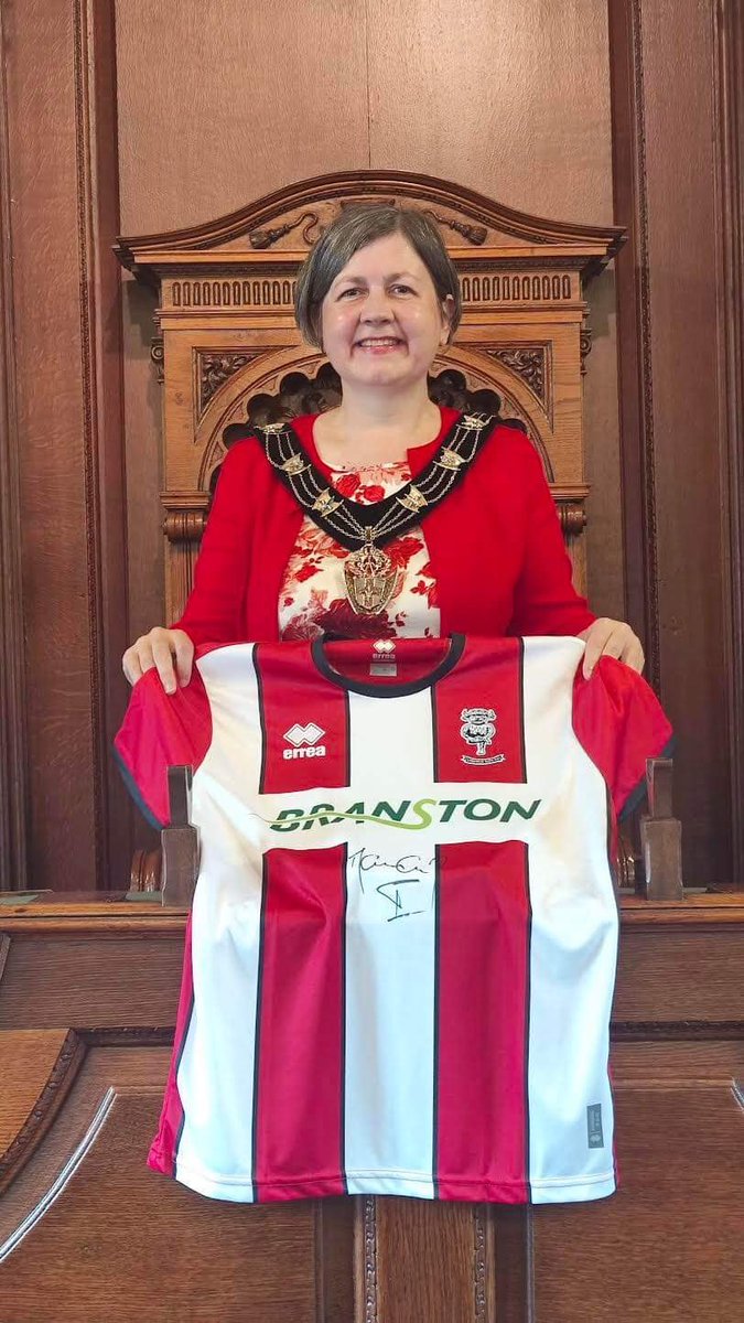 For the Mayor’s Charity which is to help the Urology dept at Lincoln County Hospital @LincolnCity_FC have kindly donated a shirt signed by the new manager and a tour of the @LNER stadium - £1 raffle tickets at Boultham Fair today ❤️