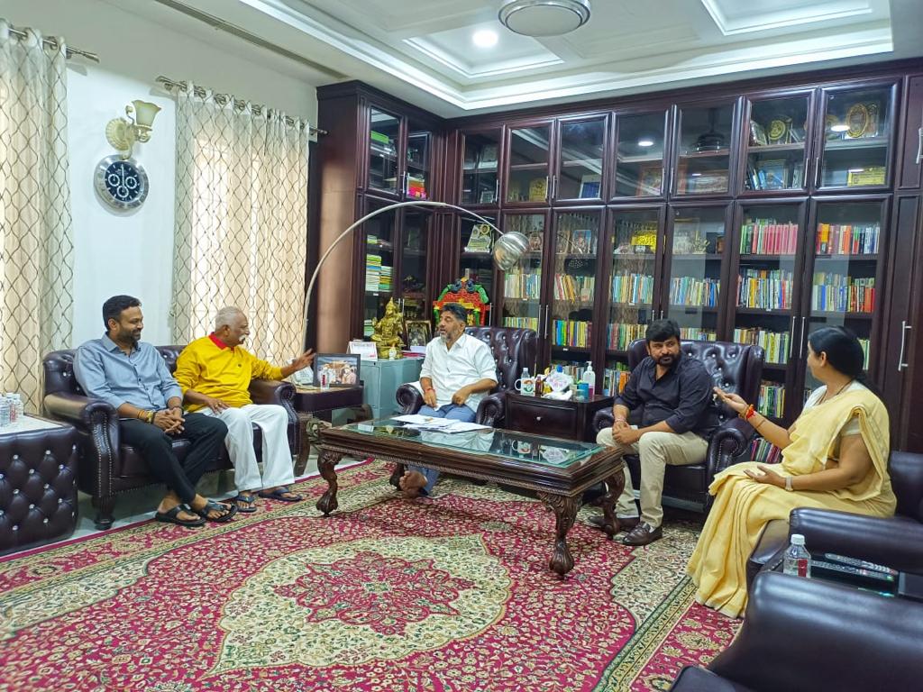Channaraj_H's tweet photo. ಕೆಪಿಸಿಸಿ ಅಧ್ಯಕ್ಷರಾದ ಶ್ರೀ @DKShivakumar ಅವರ ನಿವಾಸಕ್ಕೆ ತೆರಳಿ ಸೌಹಾರ್ದಯುತವಾಗಿ ಭೇಟಿ ಮಾಡಿ ಪ್ರಸ್ತುತ ರಾಜಕೀಯ ಬೆಳವಣಿಗೆಯ ಕುರಿತು ಸುಧೀರ್ಘವಾಗಿ ಚರ್ಚಿಸಲಾಯಿತು.

ಈ ಸಂದರ್ಭದಲ್ಲಿ ಪಕ್ಷದ ಹಿರಿಯರಾದ ಶ್ರ��� ವಿನಯ ಅಣ್ಣ ಕುಲಕರ್ಣಿ, ಶ್ರೀ ಪ್ರಕಾಶ ಅಣ್ಣ ಹುಕ್ಕೇರಿ ಹಾಗೂ ಸಹೋದರಿ ಶ್ರೀಮತಿ ಲಕ್ಷ್ಮೀ ಹೆಬ್ಬಾಳಕರ್ ಉಪಸ್ಥಿತರಿದ್ದರು. https://t.co/KCi73JqwkZ