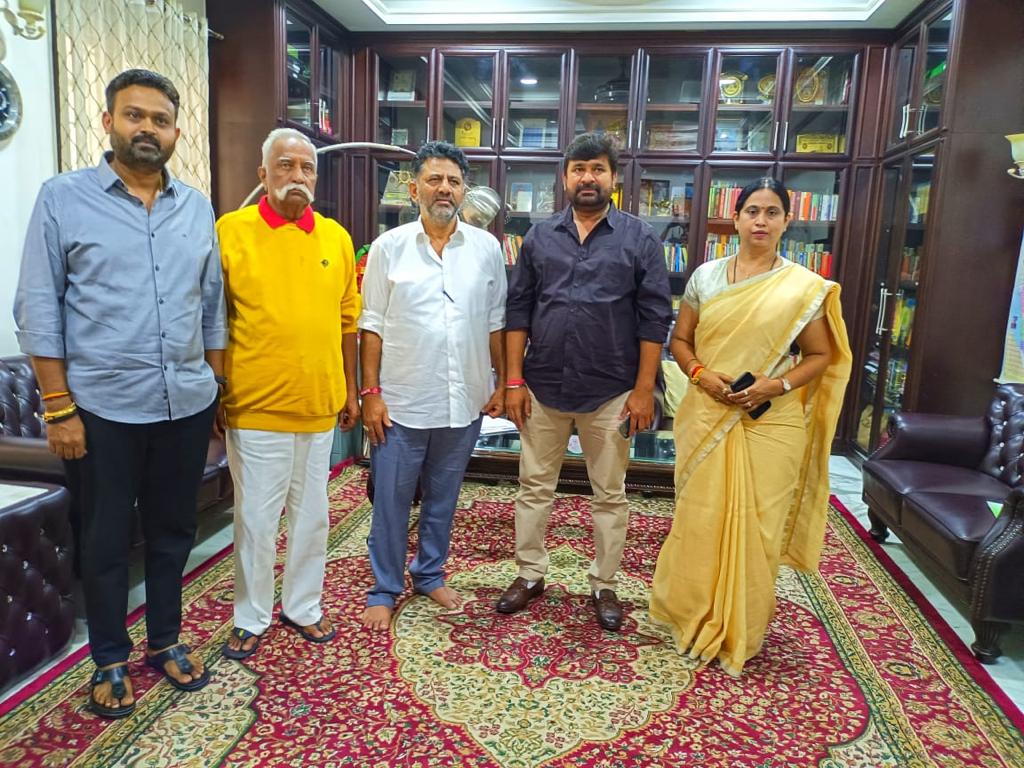 laxmi_hebbalkar's tweet photo. ಕೆಪಿಸಿಸಿ ಅಧ್ಯಕ್ಷರಾದ ಶ್ರೀ @DKShivakumar ಅವರ ನಿವಾಸಕ್ಕೆ ತೆರಳಿ ಸೌಹಾರ್ದಯುತವಾಗಿ ಭೇಟಿ ಮಾಡಿ ಪ್ರಸ್ತುತ ರಾಜಕೀಯ ಬೆಳವಣಿಗೆಯ ಕುರಿತು ಸುಧೀರ್ಘವಾಗಿ ಚರ್ಚಿಸಲಾಯಿತು.

ಈ ಸಂದರ್ಭದಲ್ಲಿ ಪಕ್ಷದ ಹಿರಿಯರಾದ ಶ್ರೀ ವಿನಯ ಅಣ್ಣ ಕುಲಕರ್ಣಿ, ಶ್ರೀ ಪ್ರಕಾಶ ಅಣ್ಣ ಹುಕ್ಕೇರಿ ಹಾಗೂ ಸಹೋದರ ಶ್ರೀ ಚನ್ನರಾಜ ಹಟ್ಟಿಹೊಳಿ ಉಪಸ್ಥಿತರಿದ್ದರು. https://t.co/lLBwDz5DPK