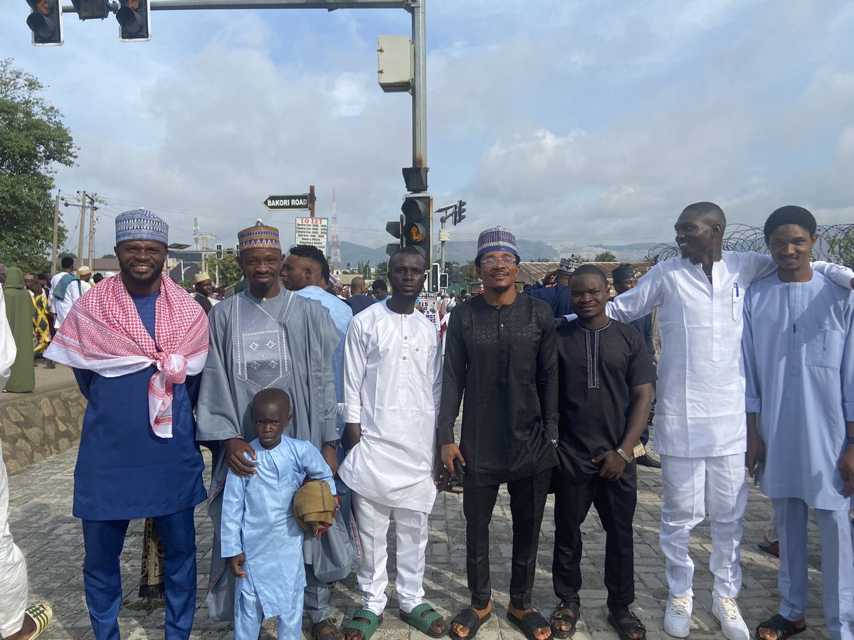 Mastabladefaruk's tweet photo. Barka dey sallah to everyone #sallah #lilwayne #burna #internetdown #EidAlAdha #folasade https://t.co/AEJcCGMSJM