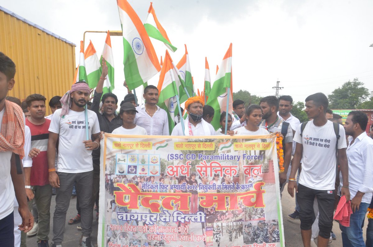 अर्धसैनिक बल - 2018 में नियुक्ति ना मिलने के कारण नागपुर से दिल्ली तक पैदल मार्च पर निकले पदयात्रियों के मुरैना आगमन पर युवा कांग्रेस के राष्ट्रीय अध्यक्ष श्री श्रीनिवास बी.वी जी ने स्वागत किया!