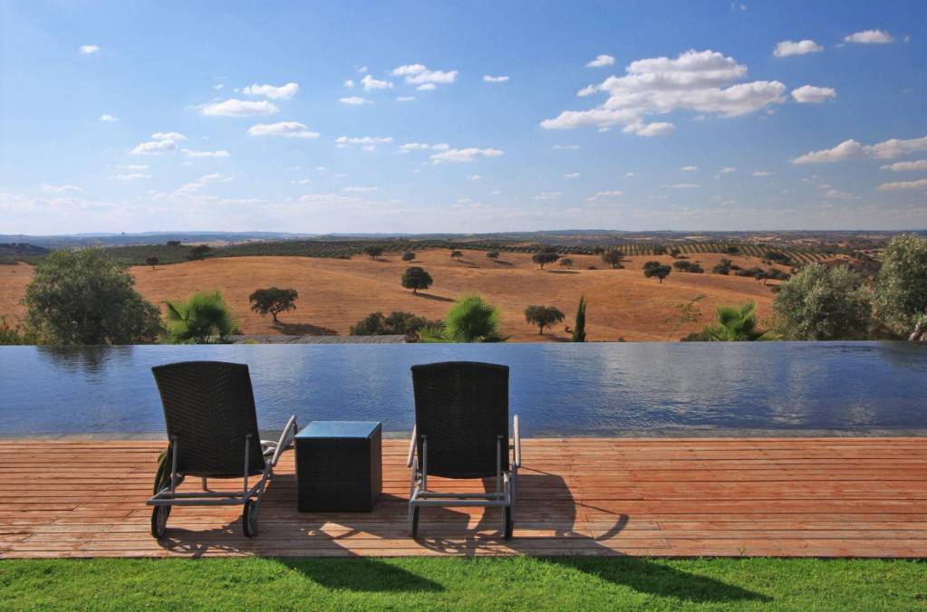 VortexMag's tweet photo. 10 casas de campo em Portugal que são perfeitas para contemplar o céu estrelado - https://t.co/5sWK6OkzBq https://t.co/gsSIIg9pRB