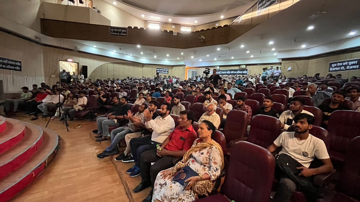 manojvoice1's tweet photo. राष्ट्रीय रोजगार नीति' बनवाने के लिए संयुक्त रोजगार आंदोलन समिति द्वारा शंकर लाल ऑडिटोरियम, दिल्ली विश्वविद्यालय में आयोजित किया गया  'रोजगार संसद'।
#रोज़गार_संसद https://t.co/YIlWhBSEqc