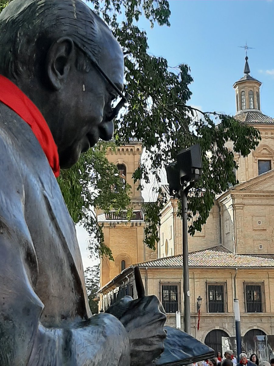 elsabaiao's tweet photo. Alguien levantó acta en su momento de la historia de los sanfermines y la dejó escrita. Pocas veces se valora este esfuerzo de toda una vida.
Conste aquí el agradecimiento al doctor José Joaquín Arazuri por esta labor que nunca será suficientemente reconocida.
RT https://t.co/ycvxB4nbNn
