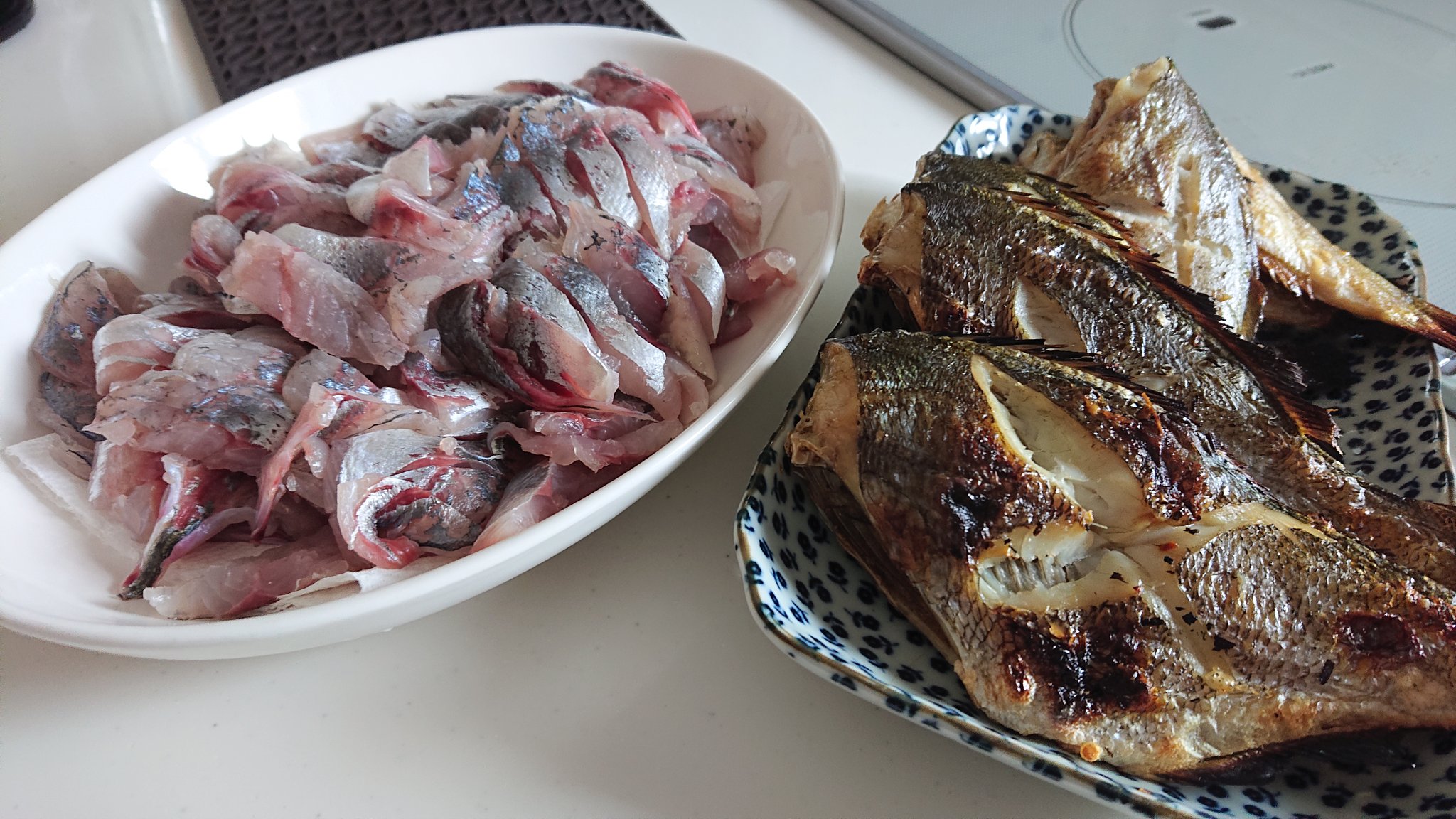 さくのんママ さぁ チャン 今日も休みだったけど 午前中立ちっぱなしでなんか疲れた 原因はコイツらw 昨日あの後夕方から釣りをして 朝から捌いてました W 美味しいんだけど めんどくさいんだよね W お刺身がアジで 塩焼きが さくのんママ さぁ チャン 今日も休みだったけど 午前中立ちっぱなしでなんか疲れた 原因はコイツらw 昨日あの後夕方から釣りをして 朝から捌いてました W 美味しいんだけど めんどくさいんだよね W お刺身がアジで 塩焼きが