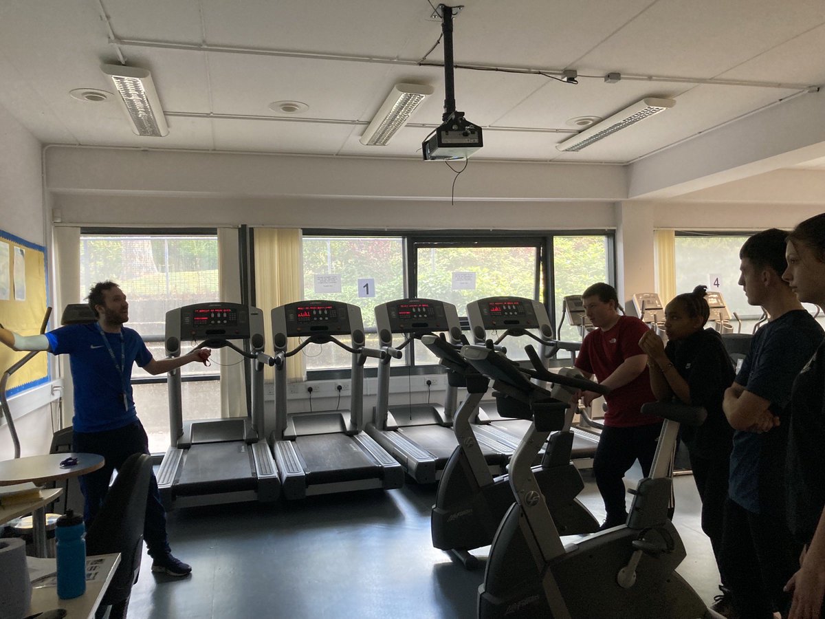 YA_OldAccount's tweet photo. Year 10 students had a fantastic time at @LongleyParkSF. They had the opportunity to have taster sessions in a number of the A-Levels. This post 16 event has certainly broadened their aspirations @brigantialearn1 @BLT_CEO #Yewfutures #Gatsbybenchmarks #CreatingExcellenceTogether https://t.co/qu9FKRRRAQ