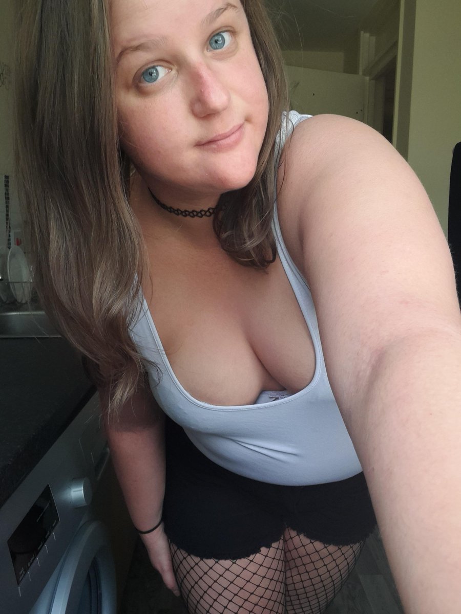 MichelleT25x's tweet photo. I wore my fishnets out in the day for the first time in public yesterday! I felt so anxious but I love the look🤍🖤 
Cant wait to get a hellfire top, like Eddie Munson🖤 https://t.co/jhUXeA2mA4