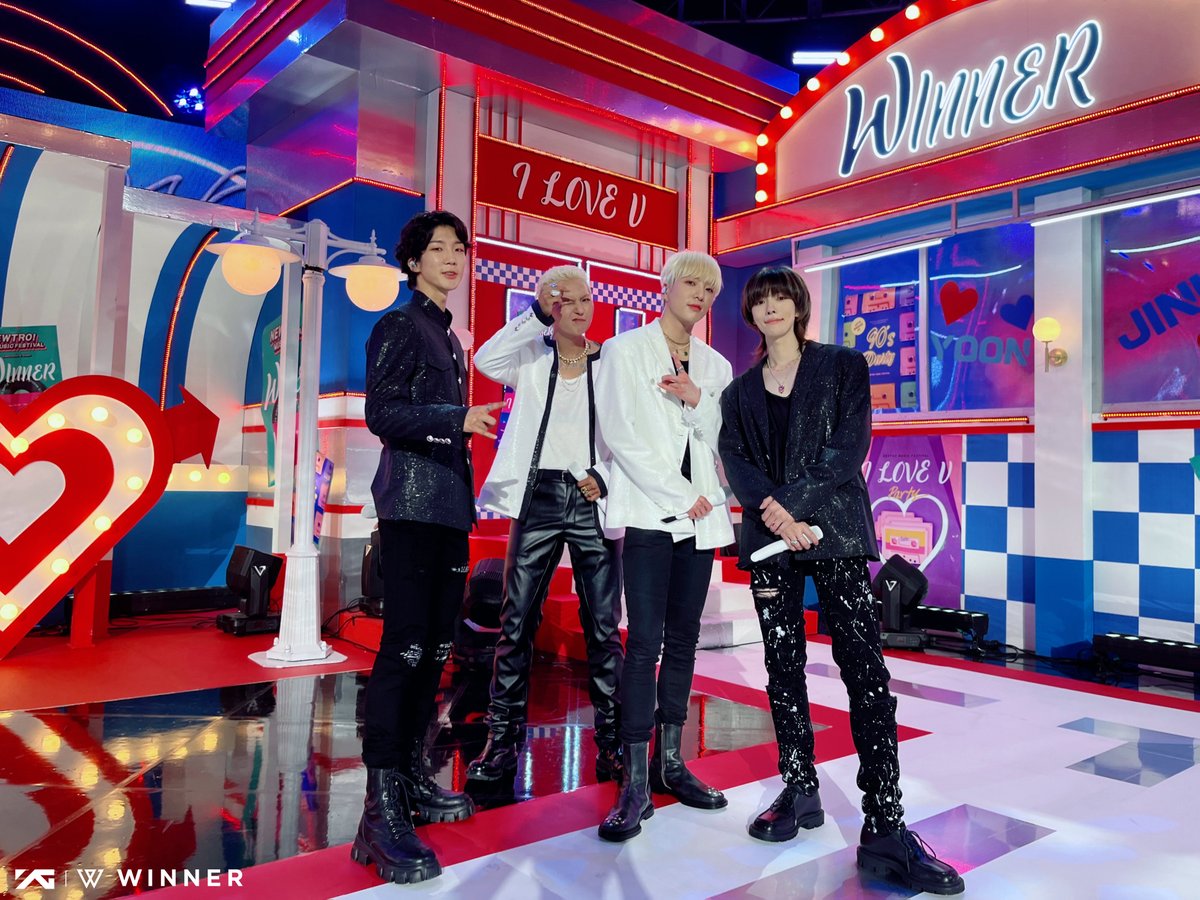 yginnercircle's tweet photo. #THANKUINNERCIRCLE

무더위도 잊게 만드는
청량 위너는

로맨틱한 영화 속
주인공 같아~
우↗️우우우~ 💙

#WINNER #위너 #제철위너 #ILOVEU
#4thMINIALBUM #HOLIDAY
#알럽유우우우우우우우우우 https://t.co/GvYHM9izJ0