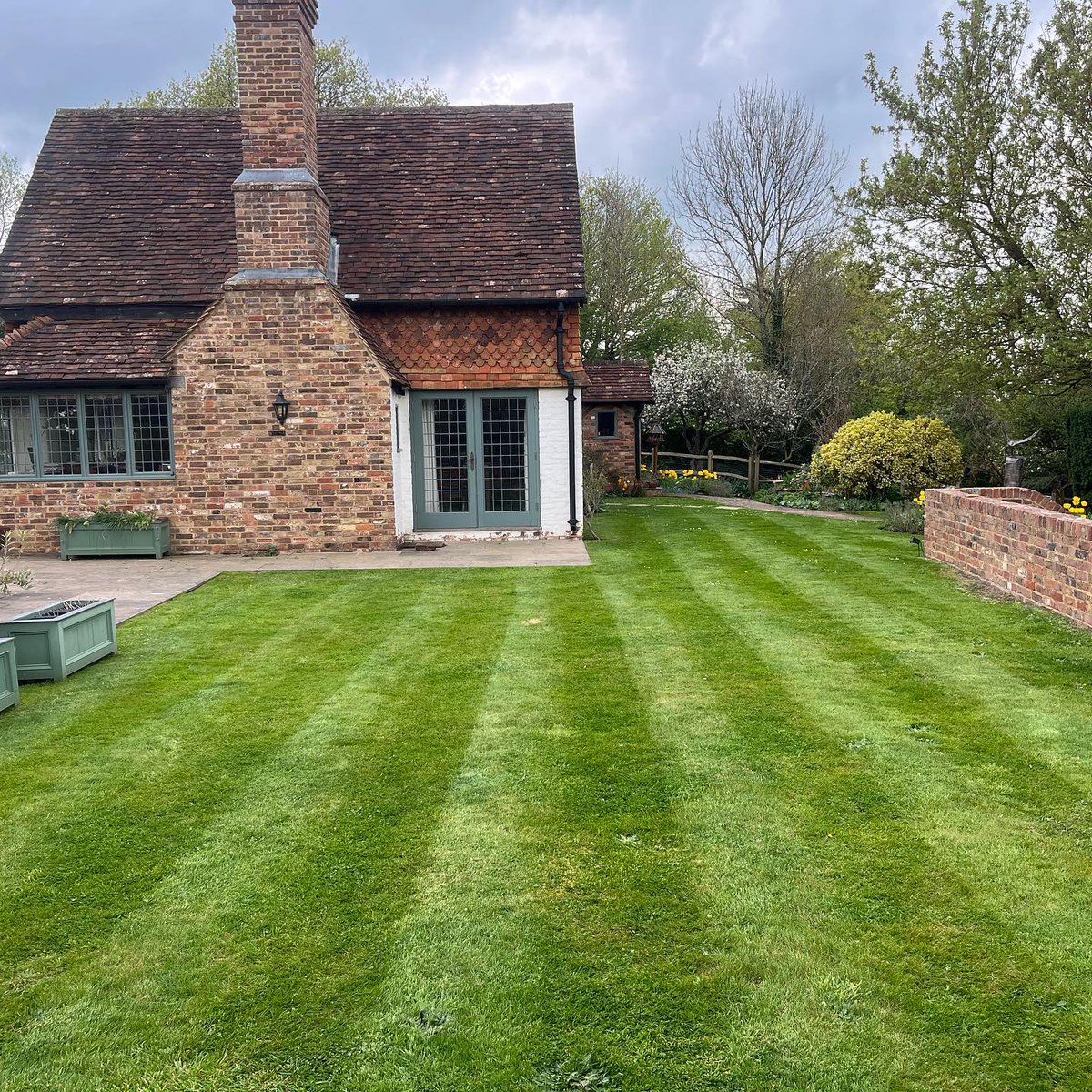HayterMowers's tweet photo. How are you spending your weekend, #HayterArmy?  

This post comes courtesy of Tugwell Garden Services on Facebook, who helped add the finishing touches to this stunning country cottage!  

Nice work, guys!  

#HayterStripes https://t.co/DKD85zUKuE