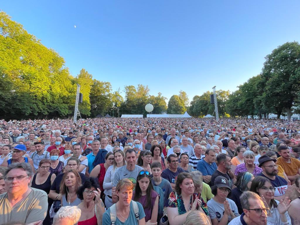 afbourat's tweet photo. Lancement des @LHV86 à #Lencloitre avec @Benabar_
Magnifique soirée pour des milliers de spectateurs heureux de retrouver les concerts d’été du @departement86
Ce soir, reggae à #Verrières ! https://t.co/cCbQJ72EP8