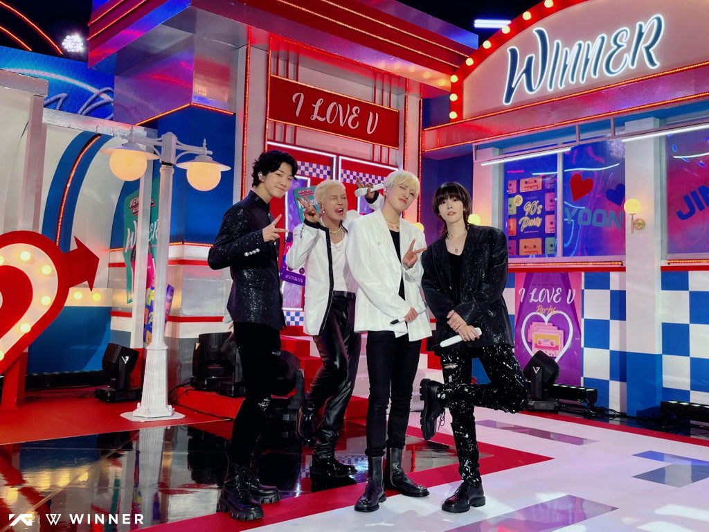 innercircleww's tweet photo. [WV] 220709 WINNER Weverse Media

무더위도 잊게 만드는
청량 위너와
스페셜 MC 뜽유니는

로맨틱한 영화 속
주인공 같아~
우↗️우우우~ 💙

#WINNER #위너 #ILOVEU 
@yg_winnercity @yginnercircle https://t.co/kPE46NNr6t