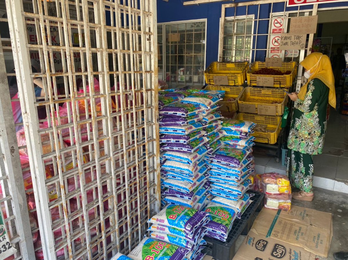LPP_MALAYSIA's tweet photo. Keperihatinan Kementerian Pertanian dan Industri Makanan terhadap bencana kepala air yang telah berlaku di Daerah Baling telah dizahirkan dengan penyerahan bantuan MAFI Prihatin. https://t.co/hKMgxqdY0M