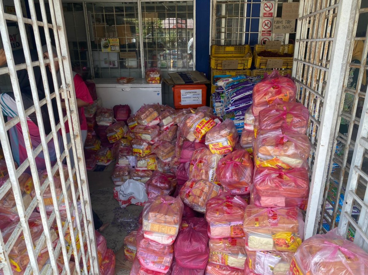 LPP_MALAYSIA's tweet photo. Keperihatinan Kementerian Pertanian dan Industri Makanan terhadap bencana kepala air yang telah berlaku di Daerah Baling telah dizahirkan dengan penyerahan bantuan MAFI Prihatin. https://t.co/hKMgxqdY0M