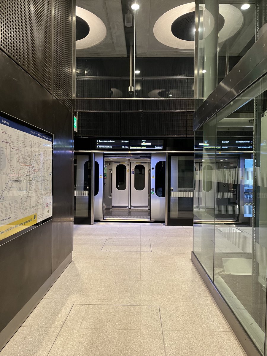 Paddington to Custom House a mere 20 minutes on the super slick Elizabeth line tube line. Delivered to the door #isth2022 🚆 🎉