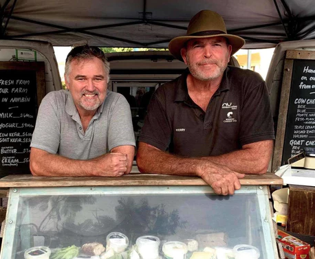 👨‍🌾Meet Kerry &amp; Paul from Nimbin Valley Dairy🐄🐐
They care for their 80 cows &amp; 150 free-ranging goats with a passion for sustainability &amp; decades of cheese making legacy.
You'll find their #insanelydelicious Truffled Cow in the July Therapy Box👇
cheesetherapy.com.au/products/the-t…