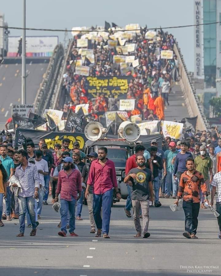 ytj7minyg's tweet photo. I don't know what will happen to us if we do not fight for ourselves today! Fight back!! Give all your support to them by sharing and spreading news about this historical day in Sri Lanka.

 We are going to die. But not today!!!
#GoHomeGota #අරගලයටජය https://t.co/1dbV5AyvIS