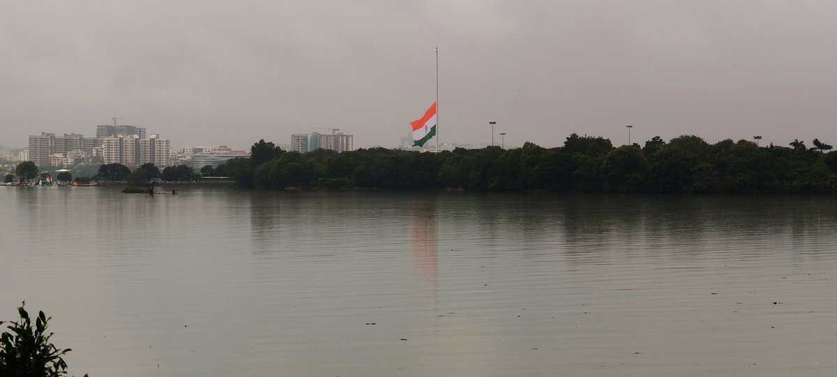 samwham6's tweet photo. Flying at half mast...
A bereaved nation showcasing it's grief..
Overcast skies, &amp; unstoppable rains,
Nature's crying and wailing over the loss of a worthy ally...
Grey waters of Hussain Sagar lake,
And grey skies,
Bear testimony to our loss!
#ShinzoAbeShot #Hyderabad
#RIPShinzo https://t.co/5lH8ejYAWk