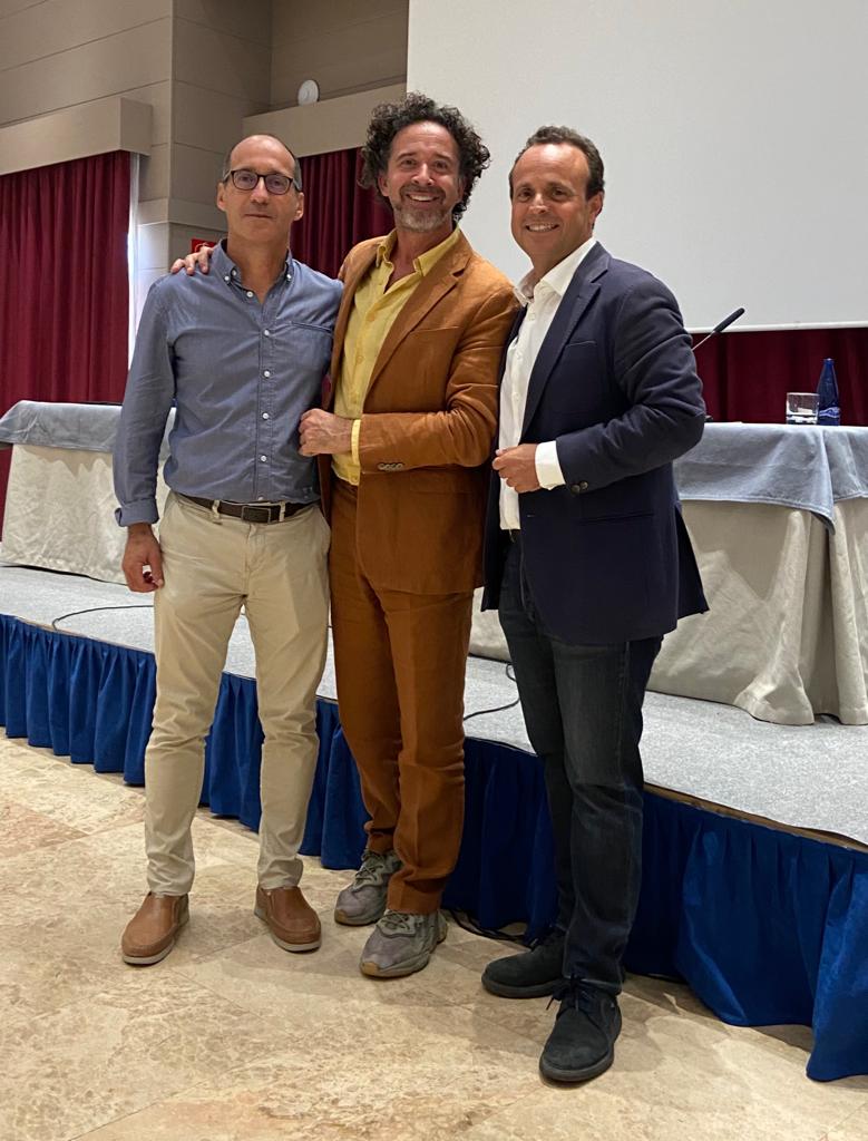 yoramonbarrera's tweet photo. 👏👏 Qué bueno compartir con buenos amigos como @OnetoDiego del #CEIP Maestra Caridad y Javier Alcázar, vicepresidente de #CECE, en las jornadas de @CECEAndalucia en #Málaga https://t.co/wmUii8jXhG