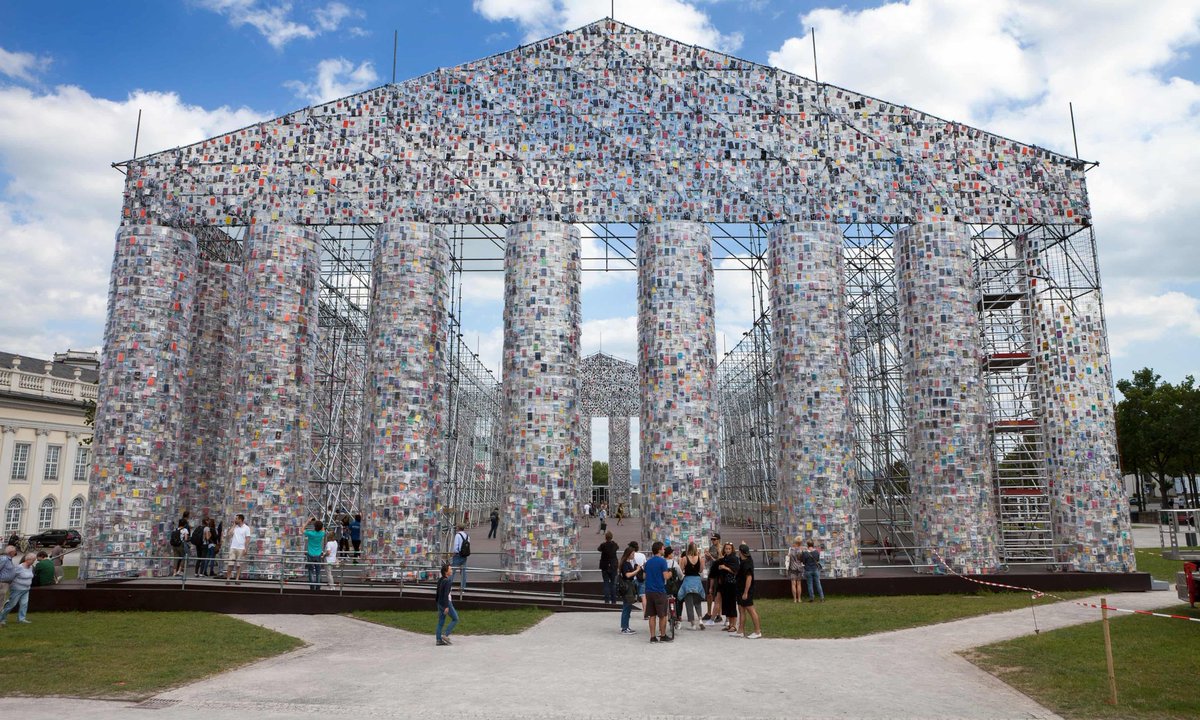 womensart1's tweet photo. Argentinian artist Marta Minujín's monumental replica of the Greek Parthenon created with 100,000 copies of banned books, to symbolizes the resistance to political repression and in support of free speech #WomensArt https://t.co/gIWjr14JEf