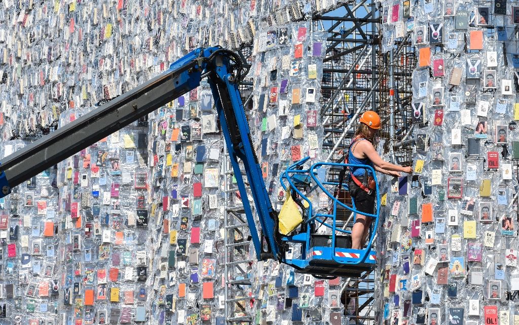 womensart1's tweet photo. Argentinian artist Marta Minujín's monumental replica of the Greek Parthenon created with 100,000 copies of banned books, to symbolizes the resistance to political repression and in support of free speech #WomensArt https://t.co/gIWjr14JEf
