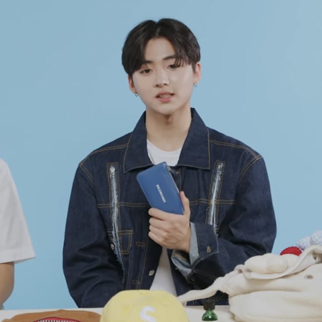 JDorjor's tweet photo. ทั้งอูชานและซังวอนต่างก็ใช้กระเป๋าตังค์ที่พ่อแม่ซื้อมาให้🥺🫶🏻 แถมบอกด้วยนะจะใช้มันอย่างดีเลย https://t.co/RKta2vxoqn