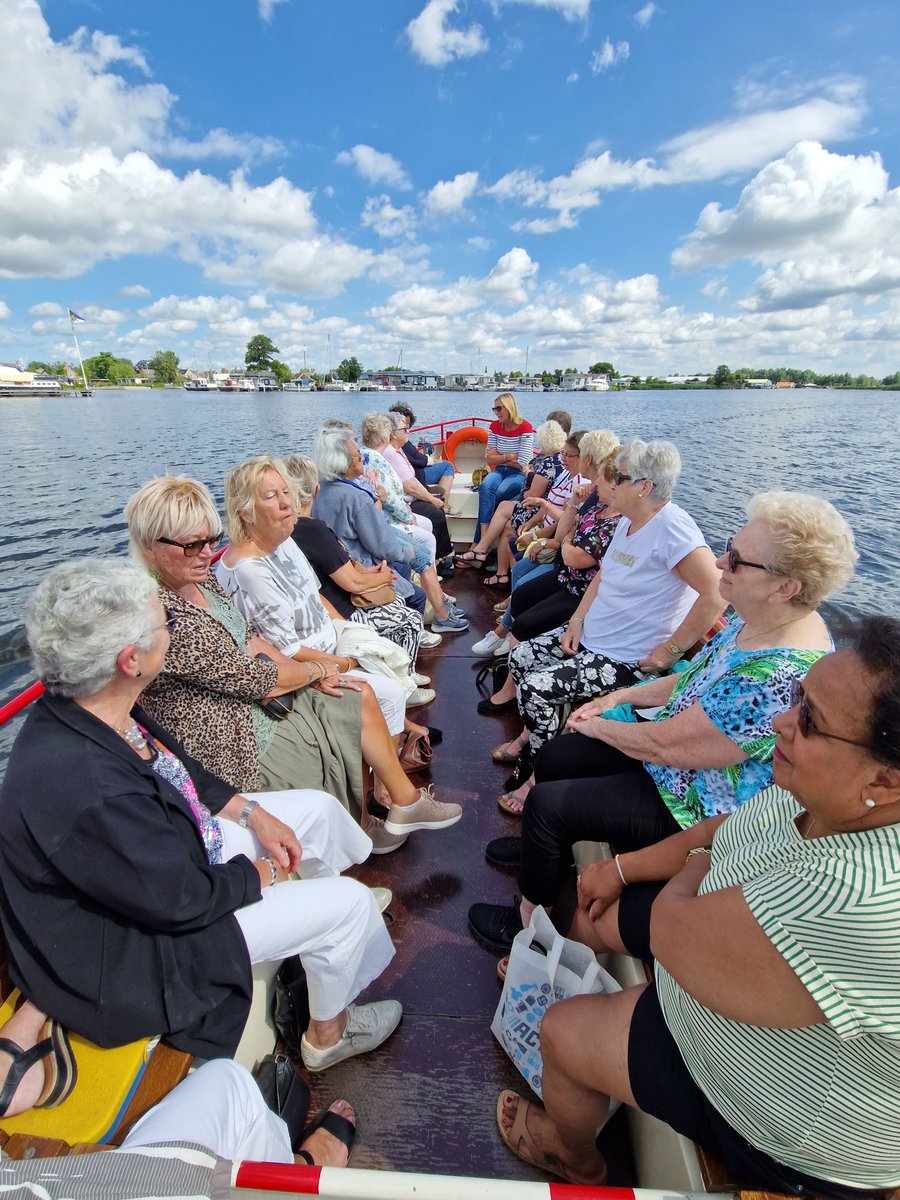 Deze week weer heerlijk rondgevaren <a href="/AmstelrWijkzorg/">AmstelringWijkzorg</a>  onder een heerlijke Hollandse zomerlucht! #Aalsmeer #Westeinderplassen en... we varen de hele zomer nog! U is welkom.