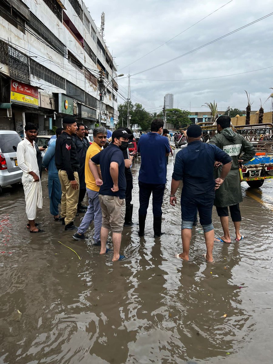 murtazawahab1's tweet photo. Major thrust of the rain was in district South. Naalaas &amp; drains are working on packed capacity. Teams of KMC, DMCs, District Administration, KWSB, Cantonment Boards &amp; Solid Waste are all out on the road to handle the situation. Will keep everyone posted https://t.co/IM7ZxtJfJj
