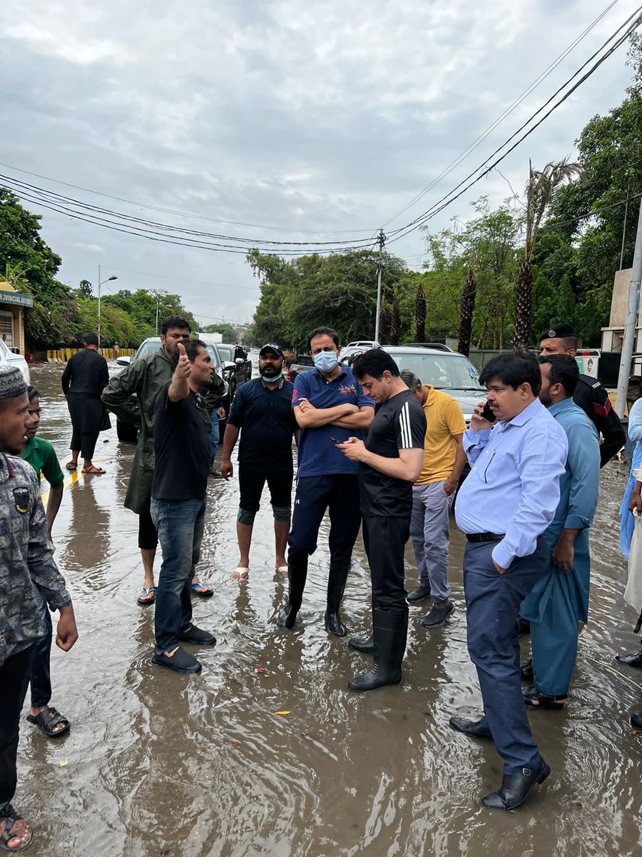 murtazawahab1's tweet photo. Major thrust of the rain was in district South. Naalaas &amp; drains are working on packed capacity. Teams of KMC, DMCs, District Administration, KWSB, Cantonment Boards &amp; Solid Waste are all out on the road to handle the situation. Will keep everyone posted https://t.co/IM7ZxtJfJj