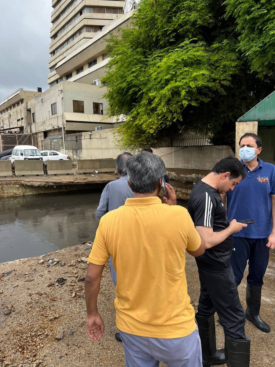 murtazawahab1's tweet photo. Major thrust of the rain was in district South. Naalaas &amp; drains are working on packed capacity. Teams of KMC, DMCs, District Administration, KWSB, Cantonment Boards &amp; Solid Waste are all out on the road to handle the situation. Will keep everyone posted https://t.co/IM7ZxtJfJj
