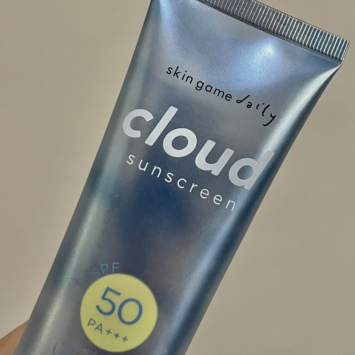 sleepinbeautea's tweet photo. been using this Cloud Sunscreen from @skingameofc for about 3 weeks and my oily & acne prone skin loves it!! 😍🫶🏻
✅ in vitro & in vivo tested
✅ oil control & satin finish
✅ ga bikin kusem!!
✅ ada ukuran jumbo🥰
#racuninskincare #CloudForMySkin https://t.co/UH09dBWYs5