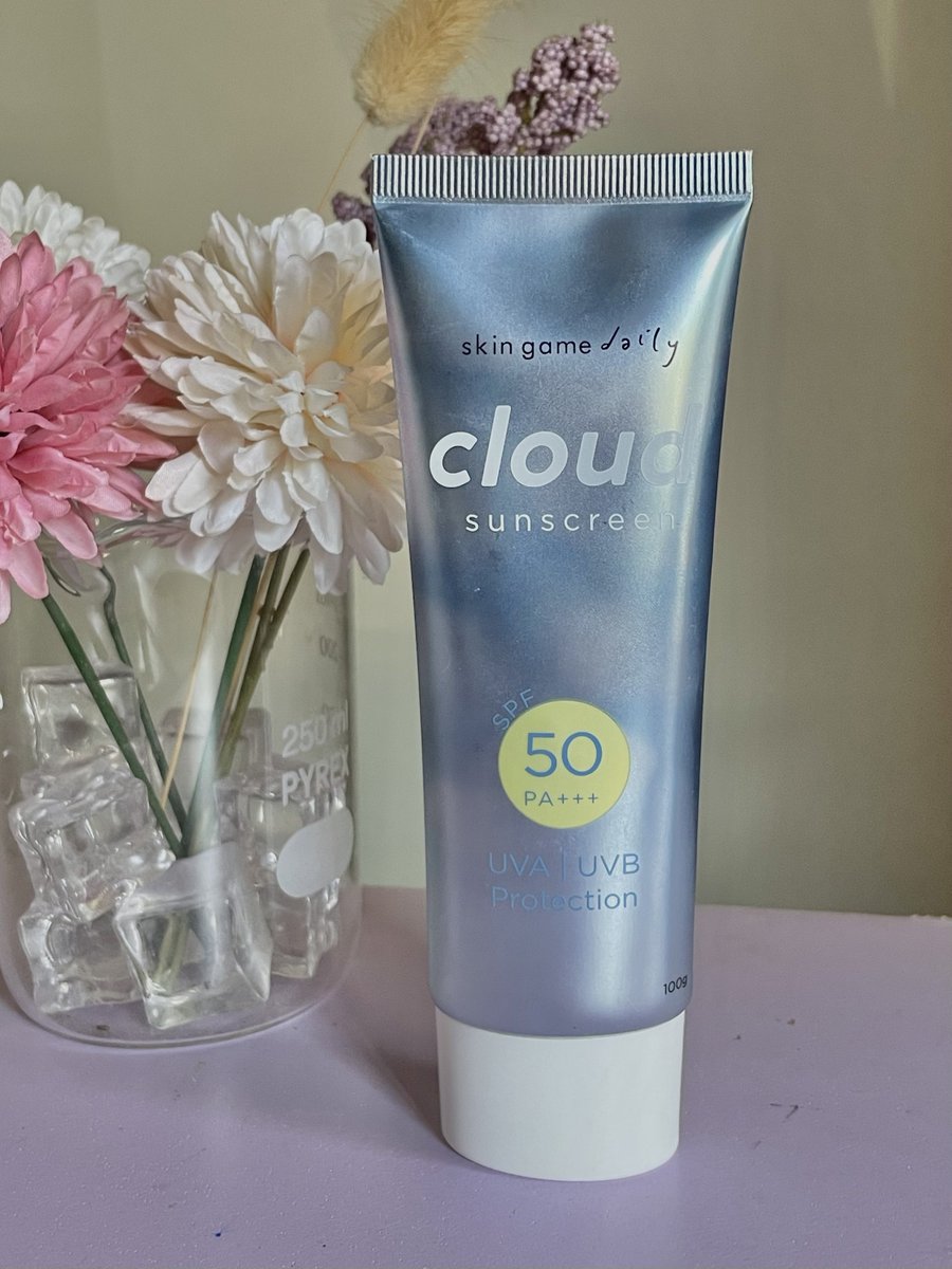 sleepinbeautea's tweet photo. been using this Cloud Sunscreen from @skingameofc for about 3 weeks and my oily & acne prone skin loves it!! 😍🫶🏻
✅ in vitro & in vivo tested
✅ oil control & satin finish
✅ ga bikin kusem!!
✅ ada ukuran jumbo🥰
#racuninskincare #CloudForMySkin https://t.co/UH09dBWYs5