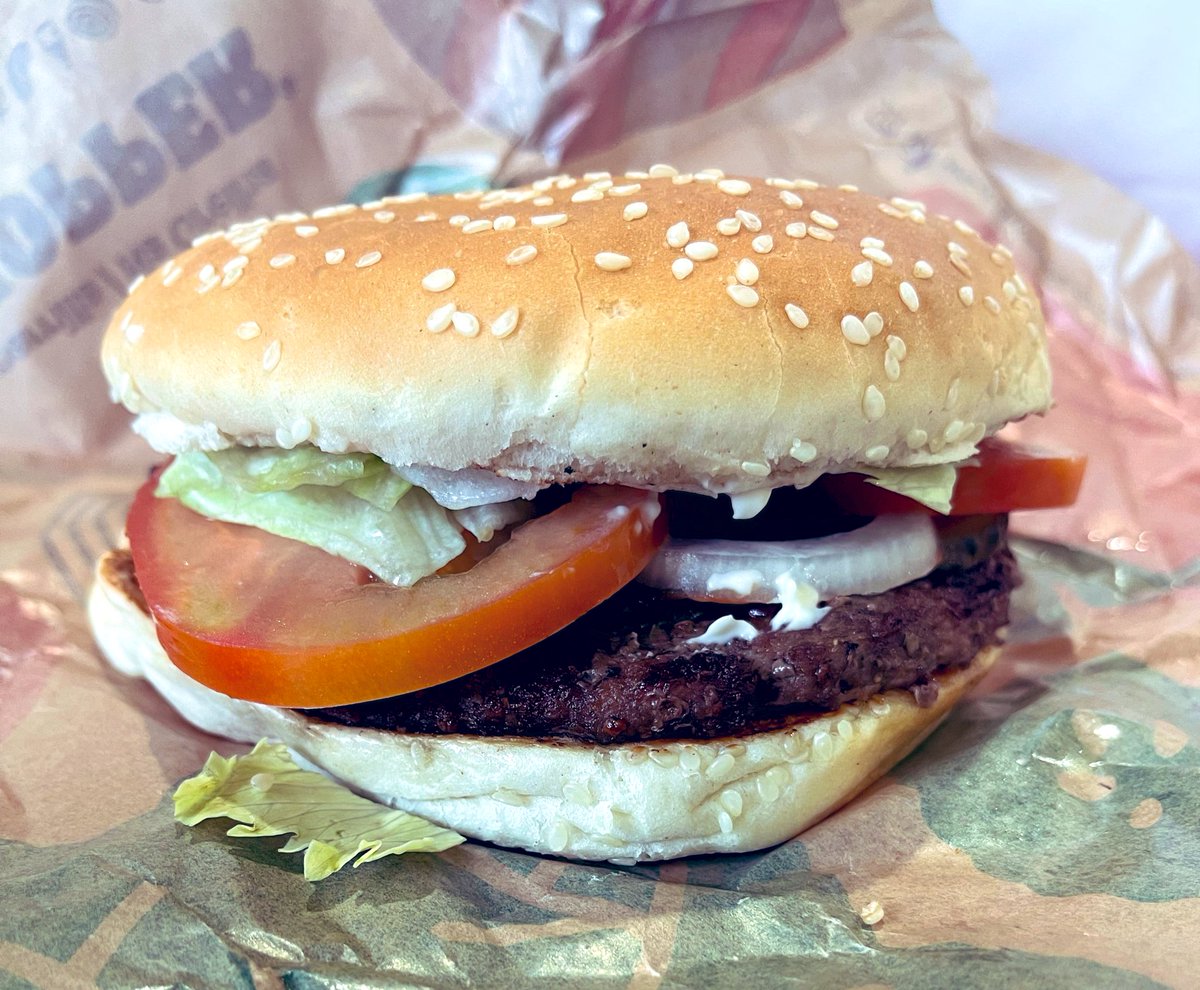 grillgrader's tweet photo. #5 : @BurgerKing @BurgerKingUK 

⭐️⭐️⭐️✨

Good size burger! Soft bun and good amount of sauce to burger ratio. Classic Whopper onion and gherkins added good flavour, overall King knows best 

DEFO A CERTI #CHOMP https://t.co/emPz9tUIh2