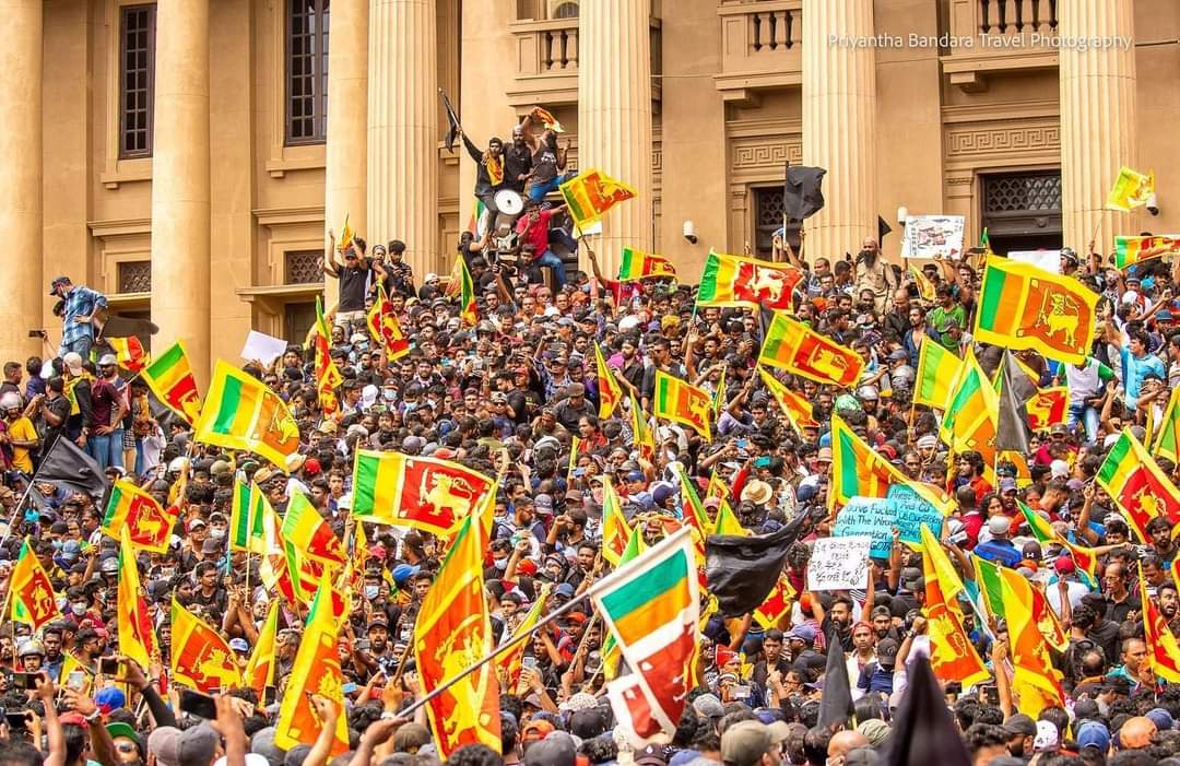 AzzamAmeen's tweet photo. Sri Lankan protesters continue to occupy both the President's house and office in Colombo. President Gotabaya Rajapaksa's whereabouts are still unknown https://t.co/3s1ZWvfgvN