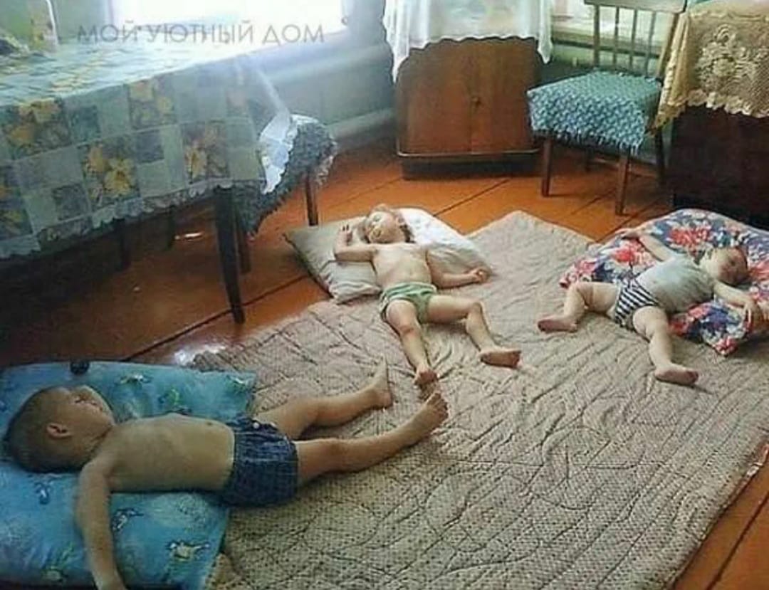 Спит ребенок у бабушки в деревне