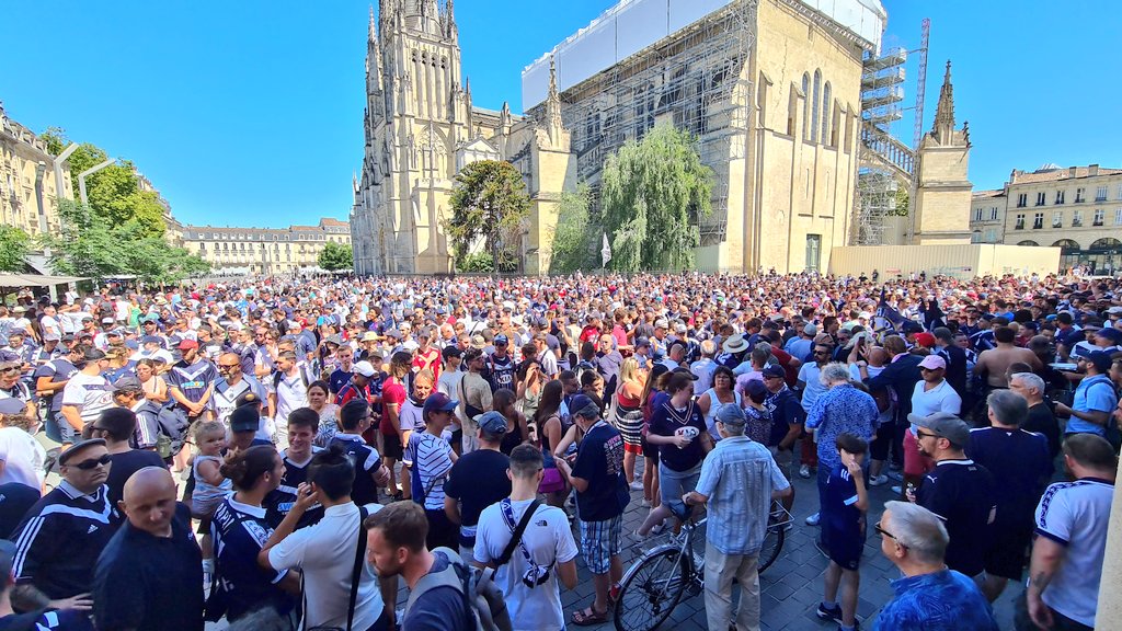 Footballogue's tweet photo. Les supporters bordelais se sont déplacés en masse pour soutenir leur club ! 💙🤍

(@martinezarquey) https://t.co/hPbELLgFXX