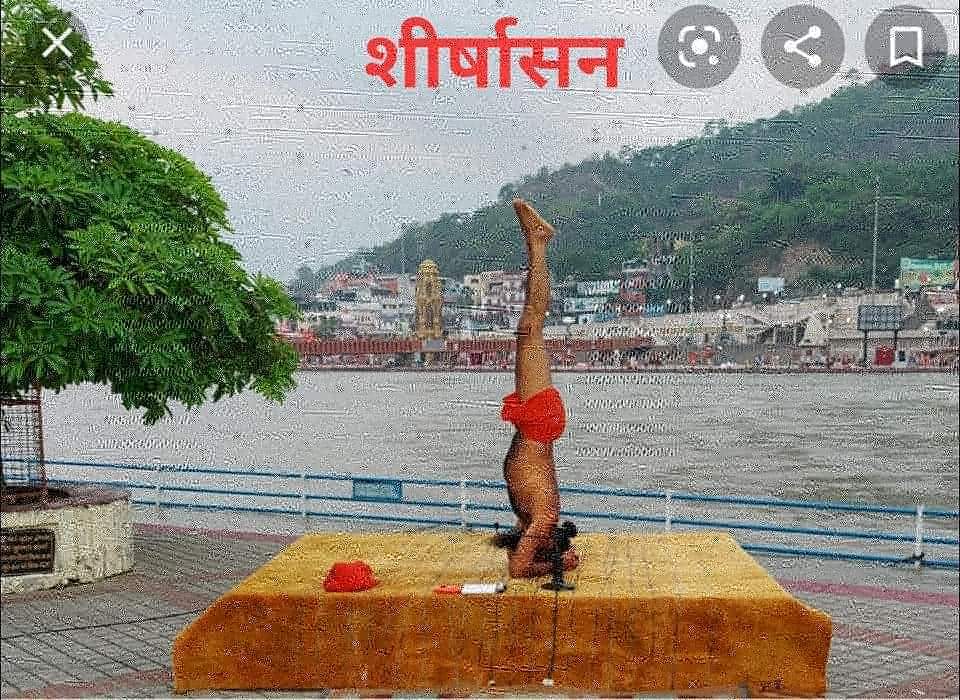 #शीर्षासन सिर के बल किया जाता है
शीर्षासन करने से पेट में स्थित अंगों जैसे आमाशय,लिवर,किडनी आदि को एक्टिव करता हैं और पाचन तंत्र को भी सुचारू करता है|
शीर्षासन करने से सिर के सफेद बाल अपने आप ही काले होने लग जाते हैं।
शीर्षासन से स्मरण शक्ति काफी अधिक बढ़ जाती है <a href="/rakesh_bstpyp/">भारत</a>