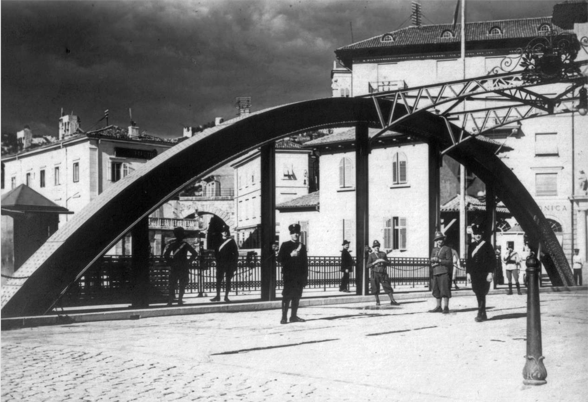 Pillandia's tweet photo. HU - Fiume, 1928. év. Híd a Recsina folyón az Olaszországhoz és a Szerb-Horvát-Szlovén királysághoz tartozó városrész között.
IT - Fiume, 1928. Ponte sul Fiume Eneo e confine tra Italia e Serbia-Croazia-Slovenia.
https://t.co/HsmAQJaN5l
#Eneo #Rječina #Recsina #Flaum #Fiumera https://t.co/LOvvtFFUez