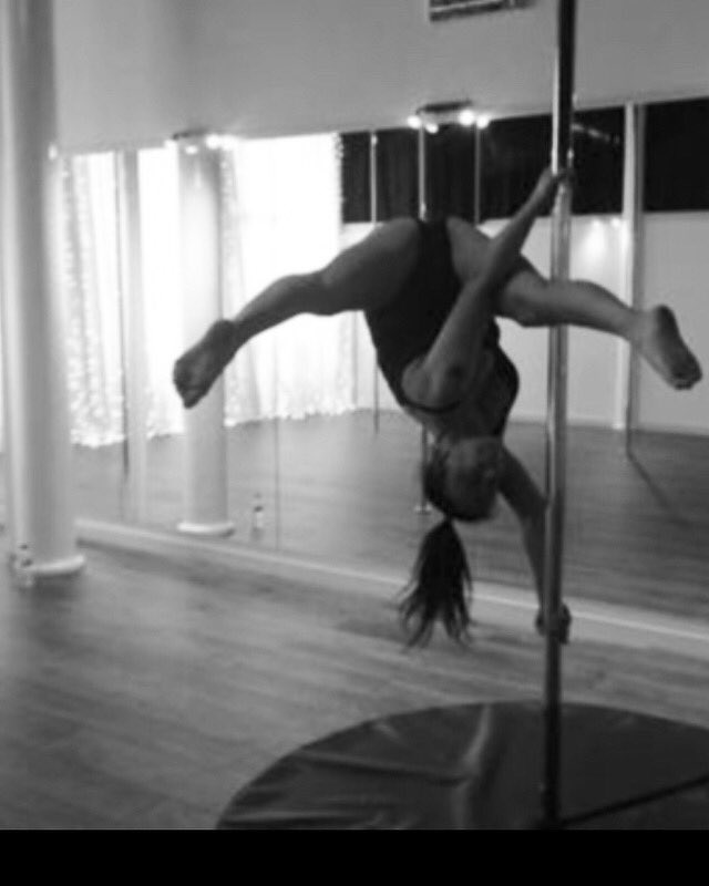 Psychologistfo2's tweet photo. Strong core let me tell you 😂 #poledance #pole #poleFit #poleexercise #poledancing #strippersclub #stripperpole #stripperass #feetfinder #foot #findom #findomdubai https://t.co/i8apKWg8Hf