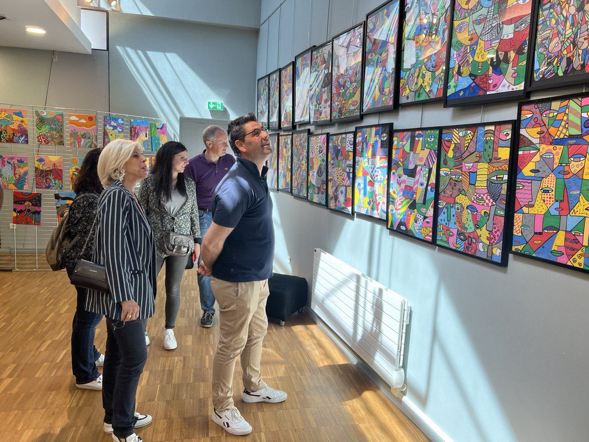 brigitte_liso's tweet photo. Inauguration à Comines de la fresque réalisée par les artistes peintres du Collectif Renart, Roobey et Logik, dans le cadre des « #BellesSorties » organisées par la @MEL_Lille 🎨
Une œuvre qui va donner du relief aux berges et mettre en valeur La Maison du Patrimoine 🌿 https://t.co/HiokTtAeAl