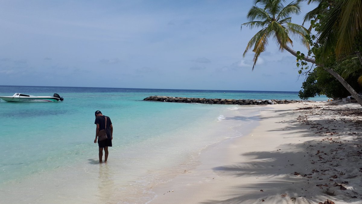 Aujourd’hui à 18h @franceinter second épisode de la nouvelle saison de Je reviens du monde d’avant : « Touristes à la coule pendant que les #Maldives coulent… » La double peine des Maldiviens, victimes du changement climatique et des dégâts du tourisme.