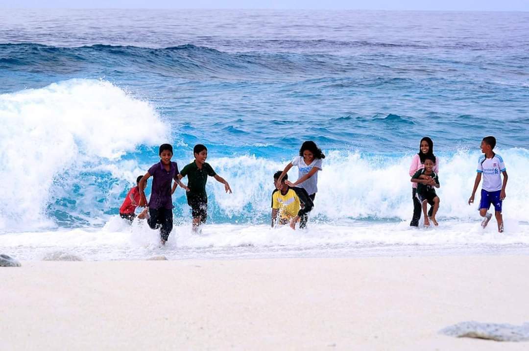 DhivehiView's tweet photo. ފުވައްމުލަކު ނަންއިވޭ ،
މެދު އަޑި ފެންހުއުރަށޭ،
ރާޅު ވަށާ ފުއްޓަރޭ

#visitfuvahmulah #visitmaldives #unesco #biosphere #pelagic #tigershark #divewithlocals  #visitlocal #bandaarakilhi #sunnysideoflife https://t.co/dzRrdOufiJ