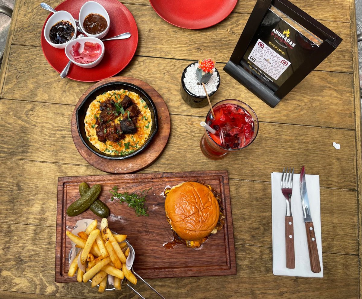 paoladelangel's tweet photo. Amig@s! Mi novio acaba de abrir un restaurante en CDMX y necesita apoyo para que todos conozcan el lugar! Se llama 🔥Ahumadas y Fregonas🔥, todo está delicioso!📍Versalles 16 col Juárez (atrás de Fiesta A. Ref.) apóyanos compartiendo y visitando! L-S de 13-22h #cdmx #restaurantes https://t.co/QJQkd7TQR4