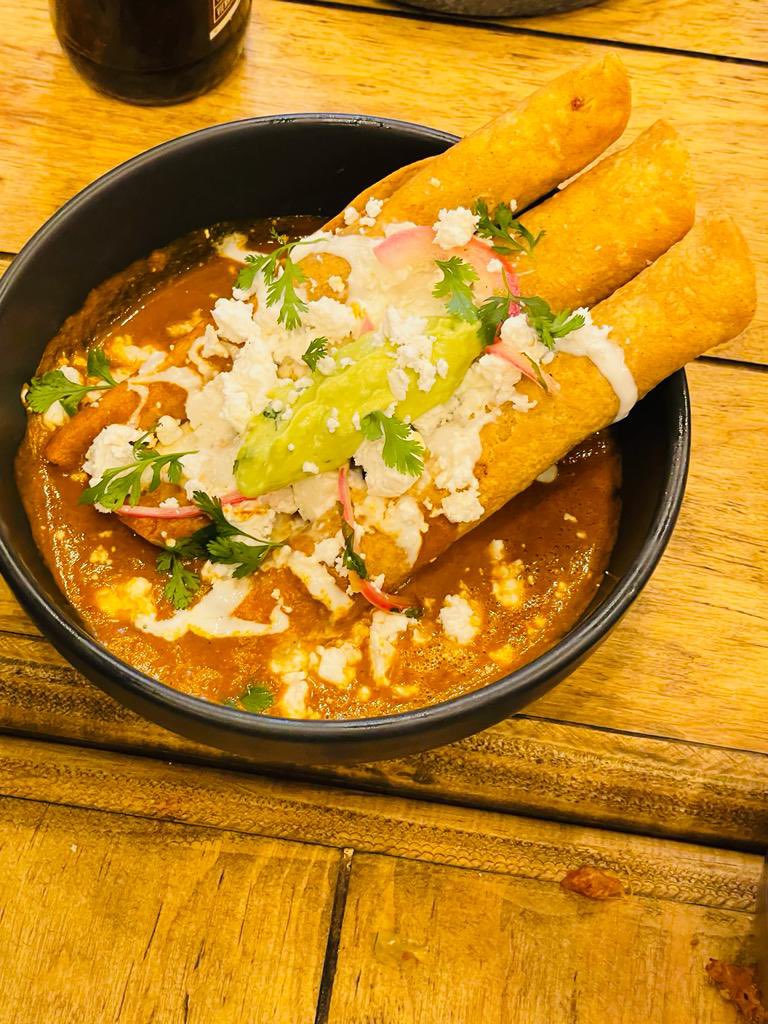paoladelangel's tweet photo. Amig@s! Mi novio acaba de abrir un restaurante en CDMX y necesita apoyo para que todos conozcan el lugar! Se llama 🔥Ahumadas y Fregonas🔥, todo está delicioso!📍Versalles 16 col Juárez (atrás de Fiesta A. Ref.) apóyanos compartiendo y visitando! L-S de 13-22h #cdmx #restaurantes https://t.co/QJQkd7TQR4