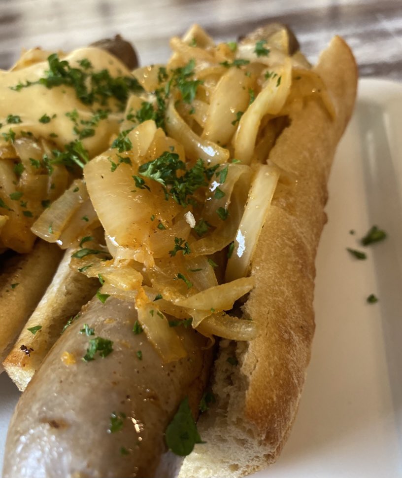 BFBratwurst's tweet photo. Classic Goodness... Our Traditional German Style Brat, grilled onions on a Ciabatta 😋 #BlackForestBratwurst #Bratwurst #BestWurst #BFBratwurst #TimeToGrill #Sausage #Wurst #WurstOfInstagram #Delicious #ClassicGoodness https://t.co/anCd4rYmsR