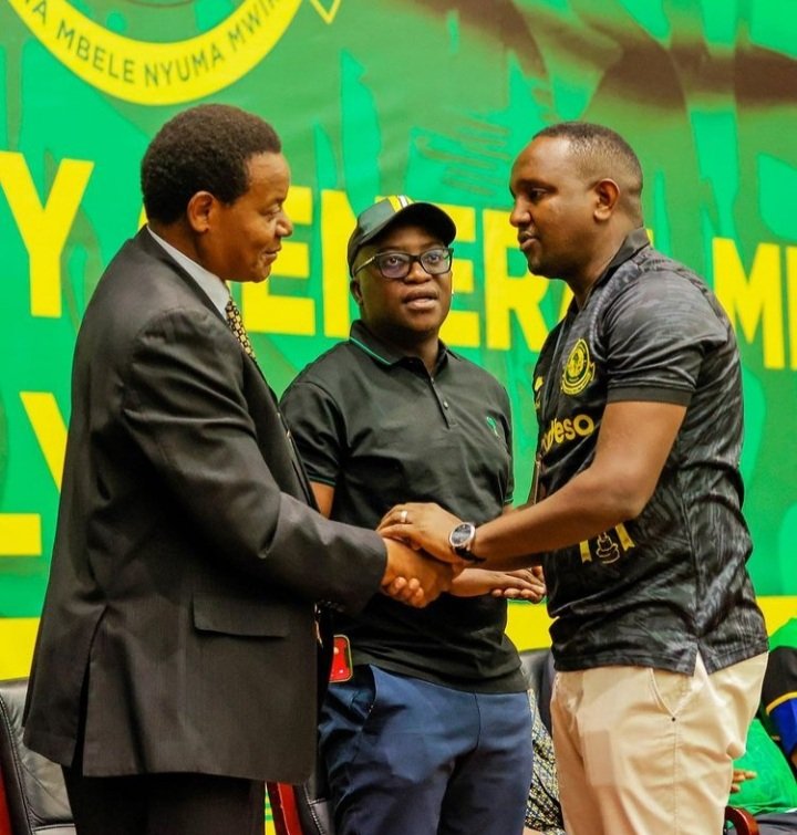 DicksonBisare's tweet photo. HATIMAYE!! Eng.Hersi Ally Said ashinda kuwa rais wa Yanga kwa kupigiwa kura za Ndiyo na wanachama waliowengi wa timu hiyo zoezi ambalo limefanyika kwenye ukumbi mikutano wa kimataifa wa Julius International Conference Centre Jijini Dar es salaam leo tarehe 9 Julai,2022
@yangasc https://t.co/Qjv9jpuqRa