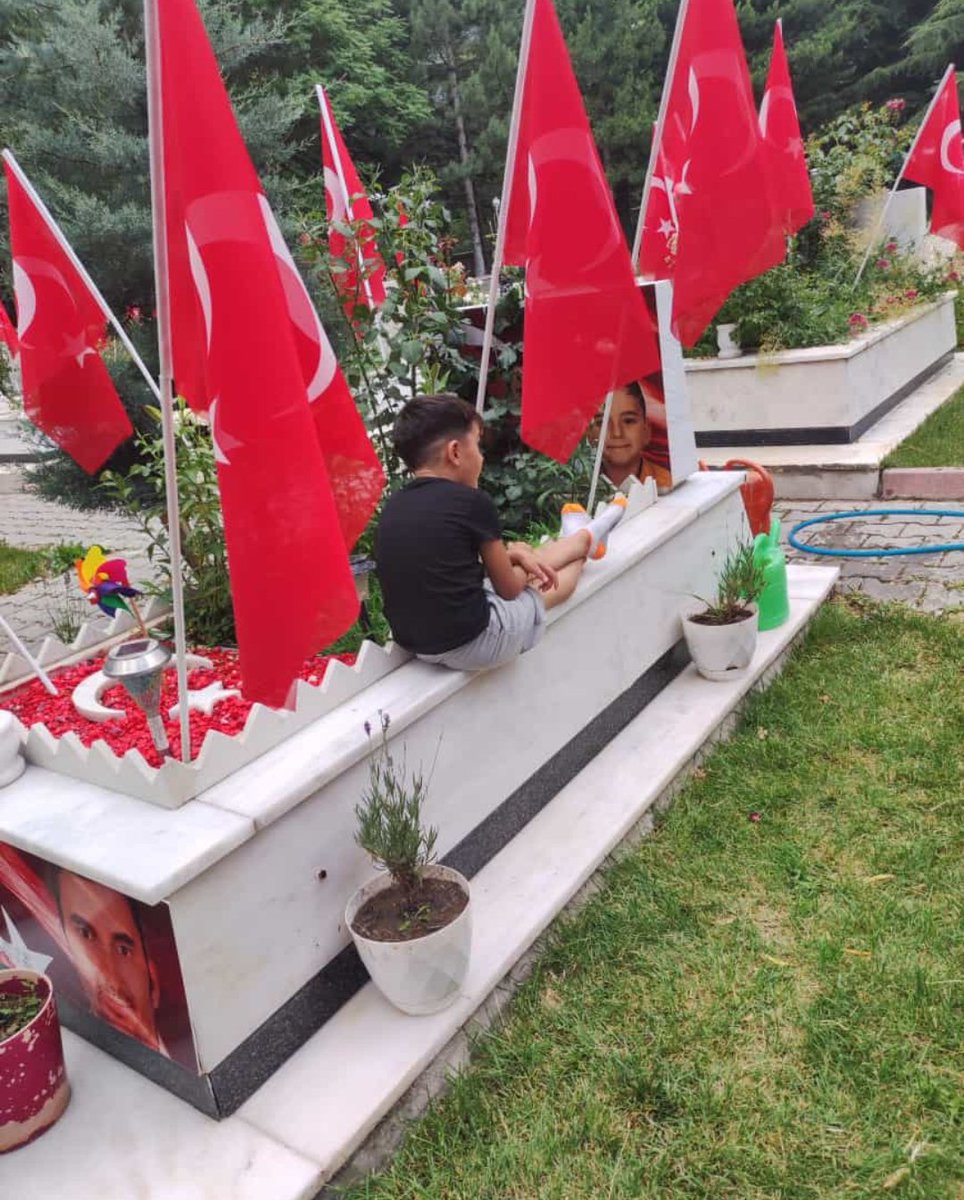 Bazı bayram ziyaretleri yürek yakar.

Şehit Polis Battal Yıldız