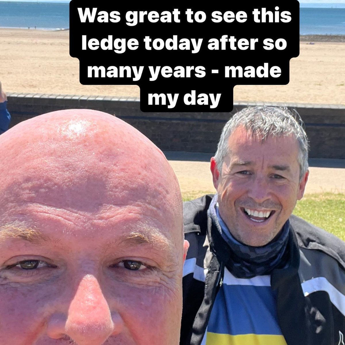 RunFindlayRun's tweet photo. Run 64 of 124 #RunFindlayRun for @cr_uk #Running 10km every postcode in UK. Today was #Swansea showing off the stunning #SouthWales coast amazing beach 🏖 6am was in a massive grump fast forward great catch up with Lee and defo got the sunshine factor again! https://t.co/dwi9CDLdHl